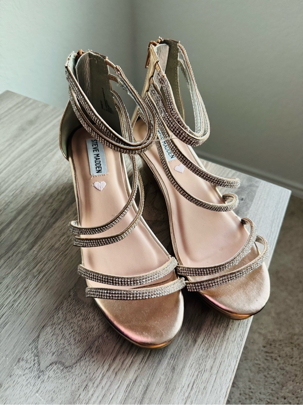 Steve Madden size 5 juniors gold metallic strappy wedges